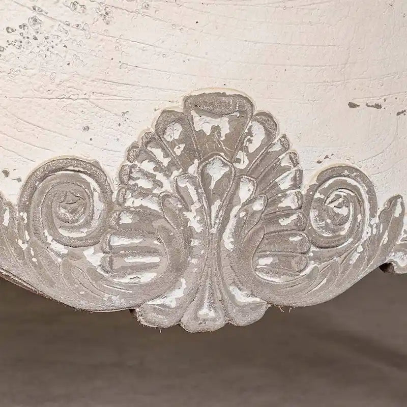 Meuble de rangement vintage en bois avec finition antique et étagères réglables