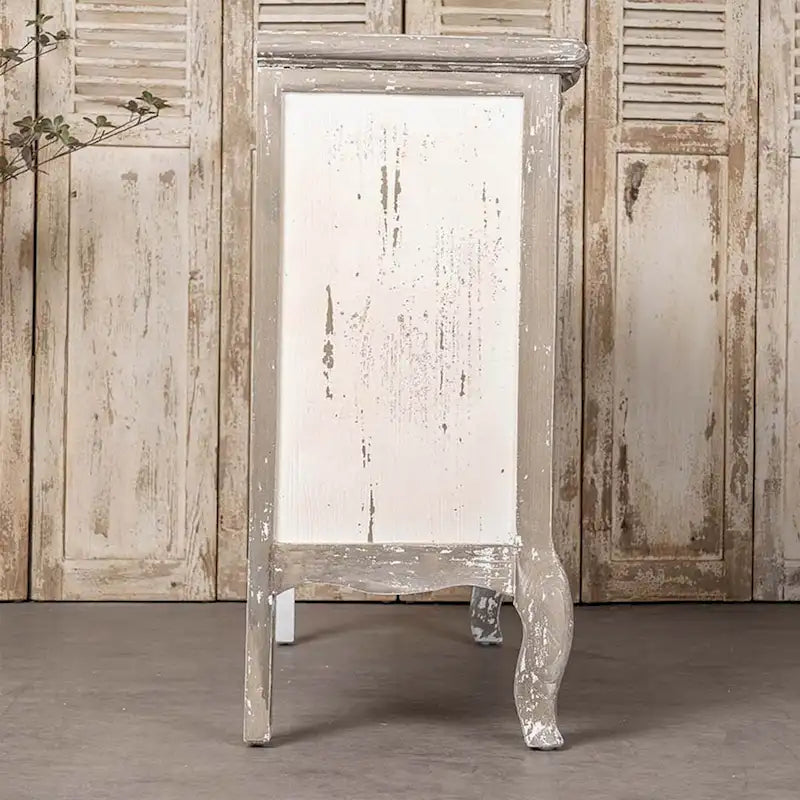 Meuble de rangement vintage en bois avec finition antique et étagères réglables