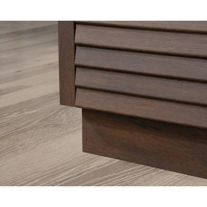 Petit buffet en bois compact avec portes de rangement et étagères