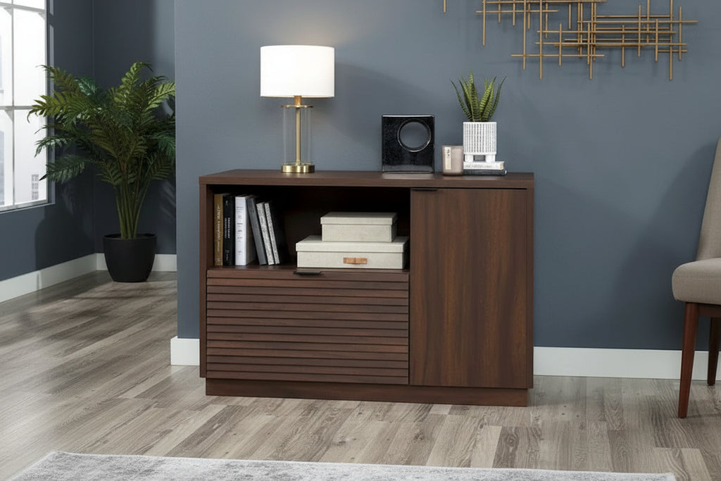 Petit buffet en bois compact avec portes de rangement et étagères