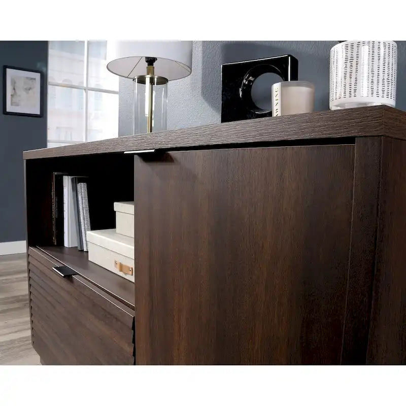 Petit buffet en bois compact avec portes de rangement et étagères