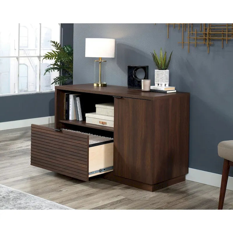 Petit buffet en bois compact avec portes de rangement et étagères