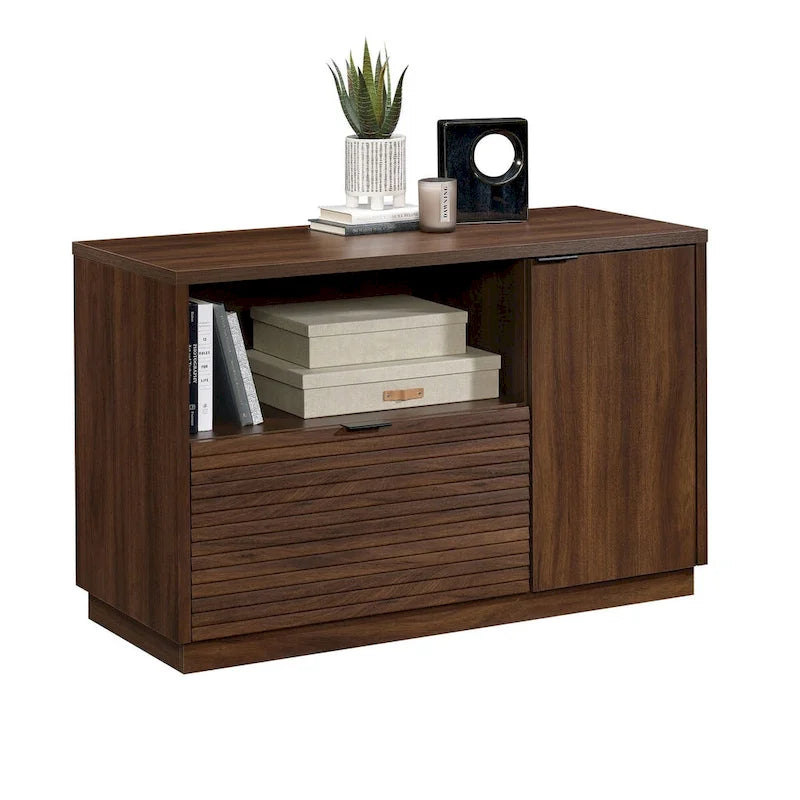 Petit buffet en bois compact avec portes de rangement et étagères